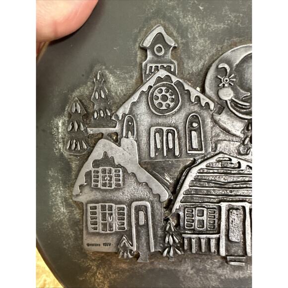 Vintage 1970 Cookie Tin Pewter Winter Night Gingerbread Design Metzkem 7.5"x3" - Picture 8 of 8